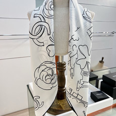 Chanel ~26新品~90双面真丝 山茶花、四叶草、埃菲尔铁塔与双C的完美搭配 适合各种场合搭配使用 设计灵动高级感 Chanel ~26新品~90双面真丝 山茶花、四叶草、埃菲尔铁塔与双C的完美搭配 适合各种场合搭配使用 设计灵动高级感