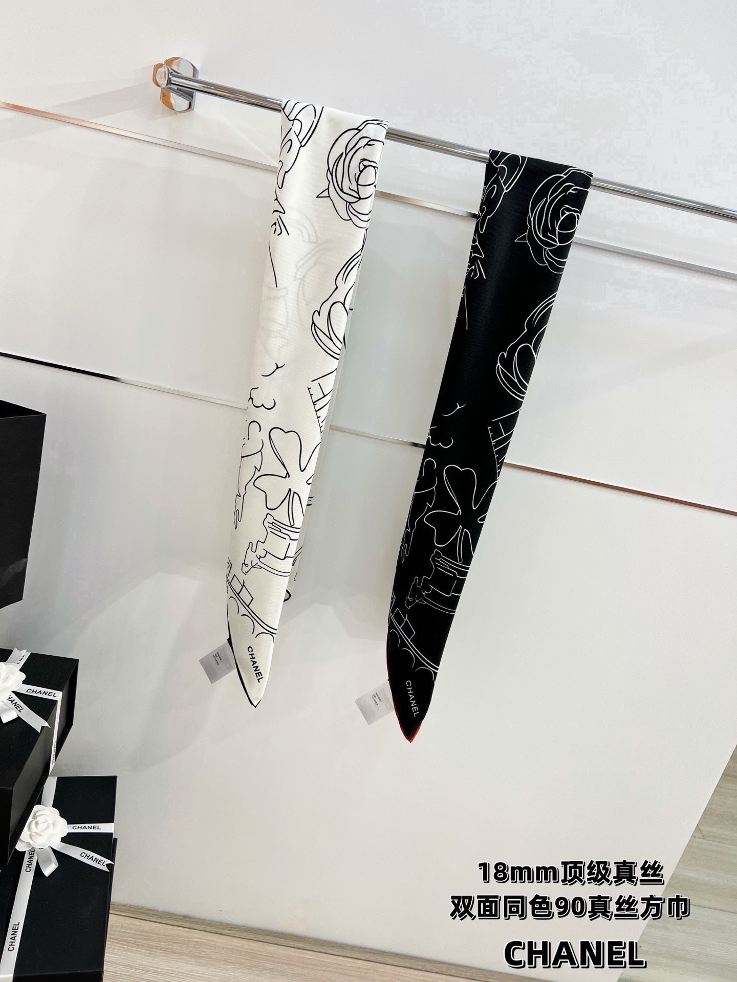 Chanel ~26新品～90双面真丝 山茶花、四叶草、埃菲尔铁塔与双C的完美搭配 适合各种场合搭配使用 设计灵动高级感