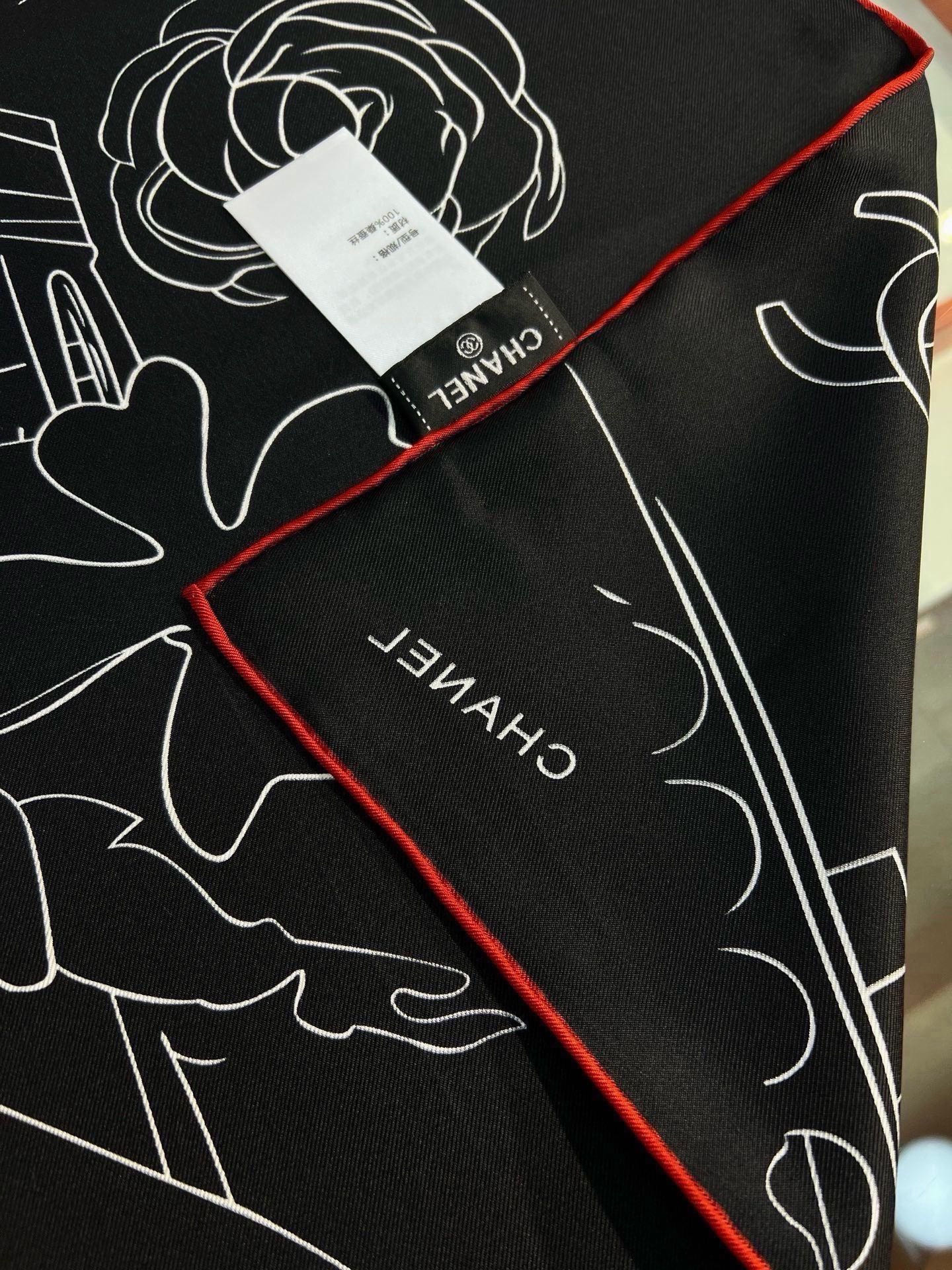 Chanel ~26新品～90双面真丝 山茶花、四叶草、埃菲尔铁塔与双C的完美搭配 适合各种场合搭配使用 设计灵动高级感