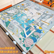 “诗意遨游”90方巾 手工卷边斜纹真丝方巾(100%桑蚕丝)。 这款爱马仕的经典单品展现强大而迷人的女性魅力精髓。此90 “诗意遨游”90方巾 手工卷边斜纹真丝方巾(100%桑蚕丝)。 这款爱马仕的经典单品展现强大而迷人的女性魅力精髓。此90