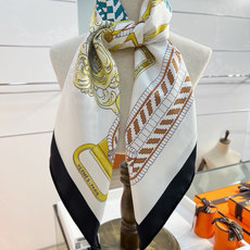 爱马仕(Hermès)90丝巾 经典款“Boucles et Sangles du Trian”真丝方巾 采用18m 爱马仕(Hermès)90丝巾 经典款“Boucles et Sangles du Trian”真丝方巾 采用18m