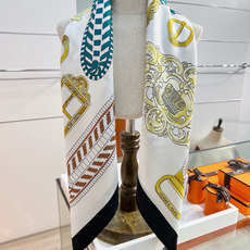 爱马仕(Hermès)90丝巾 经典款“Boucles et Sangles du Trian”真丝方巾 采用18m 爱马仕(Hermès)90丝巾 经典款“Boucles et Sangles du Trian”真丝方巾 采用18m