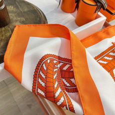 爱马仕(Hermès)90丝巾 经典款“Boucles et Sangles du Trian”真丝方巾 采用18m 爱马仕(Hermès)90丝巾 经典款“Boucles et Sangles du Trian”真丝方巾 采用18m