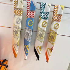 爱马仕(Hermès)90丝巾 经典款“Boucles et Sangles du Trian”真丝方巾 采用18m 爱马仕(Hermès)90丝巾 经典款“Boucles et Sangles du Trian”真丝方巾 采用18m
