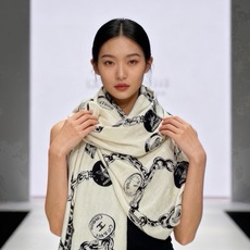 CHANEL(香奈儿) 套用汪曾祺《人间草木》里的一句话:在黑白里温柔地爱彩色,在彩色里朝圣黑白。 所以香家设计永远“高 CHANEL(香奈儿) 套用汪曾祺《人间草木》里的一句话:在黑白里温柔地爱彩色,在彩色里朝圣黑白。 所以香家设计永远“高