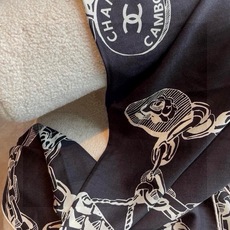 CHANEL(香奈儿) 套用汪曾祺《人间草木》里的一句话:在黑白里温柔地爱彩色,在彩色里朝圣黑白。 所以香家设计永远“高 CHANEL(香奈儿) 套用汪曾祺《人间草木》里的一句话:在黑白里温柔地爱彩色,在彩色里朝圣黑白。 所以香家设计永远“高