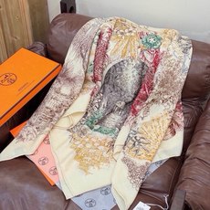重磅推荐的140顶级丝绒双面异色披肩《回归自然》 披肩尺寸:140*140方巾 70%羊绒30%真丝 这张复杂的手绘 重磅推荐的140顶级丝绒双面异色披肩《回归自然》 披肩尺寸:140*140方巾 70%羊绒30%真丝 这张复杂的手绘