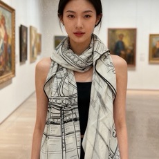 CHANEL ~新品 【140顶级丝绒双面同色】 披肩的图案是巴黎大皇宫中被命名为“Gabrielle Chanel”的 CHANEL ~新品 【140顶级丝绒双面同色】 披肩的图案是巴黎大皇宫中被命名为“Gabrielle Chanel”的