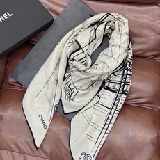 CHANEL ~新品 【140顶级丝绒双面同色】 披肩的图案是巴黎大皇宫中被命名为“Gabrielle Chanel”的 CHANEL ~新品 【140顶级丝绒双面同色】 披肩的图案是巴黎大皇宫中被命名为“Gabrielle Chanel”的