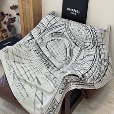 CHANEL ~新品 【140顶级丝绒双面同色】 披肩的图案是巴黎大皇宫中被命名为“Gabrielle Chanel”的 CHANEL ~新品 【140顶级丝绒双面同色】 披肩的图案是巴黎大皇宫中被命名为“Gabrielle Chanel”的