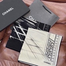 CHANEL ~新品 【140顶级丝绒双面同色】 披肩的图案是巴黎大皇宫中被命名为“Gabrielle Chanel”的 CHANEL ~新品 【140顶级丝绒双面同色】 披肩的图案是巴黎大皇宫中被命名为“Gabrielle Chanel”的