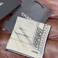 CHANEL ~新品 【140顶级丝绒双面同色】 披肩的图案是巴黎大皇宫中被命名为“Gabrielle Chanel”的 CHANEL ~新品 【140顶级丝绒双面同色】 披肩的图案是巴黎大皇宫中被命名为“Gabrielle Chanel”的