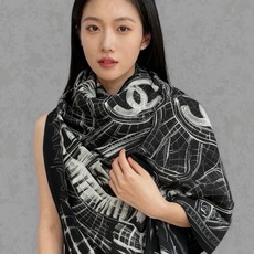 CHANEL ~新品 【140顶级丝绒双面同色】 披肩的图案是巴黎大皇宫中被命名为“Gabrielle Chanel”的 CHANEL ~新品 【140顶级丝绒双面同色】 披肩的图案是巴黎大皇宫中被命名为“Gabrielle Chanel”的