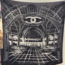 CHANEL ~新品 【140顶级丝绒双面同色】 披肩的图案是巴黎大皇宫中被命名为“Gabrielle Chanel”的 CHANEL ~新品 【140顶级丝绒双面同色】 披肩的图案是巴黎大皇宫中被命名为“Gabrielle Chanel”的