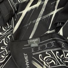 CHANEL ~新品 【140顶级丝绒双面同色】 披肩的图案是巴黎大皇宫中被命名为“Gabrielle Chanel”的 CHANEL ~新品 【140顶级丝绒双面同色】 披肩的图案是巴黎大皇宫中被命名为“Gabrielle Chanel”的