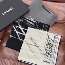 CHANEL ~新品 【140顶级丝绒双面同色】 披肩的图案是巴黎大皇宫中被命名为“Gabrielle Chanel”的 CHANEL ~新品 【140顶级丝绒双面同色】 披肩的图案是巴黎大皇宫中被命名为“Gabrielle Chanel”的