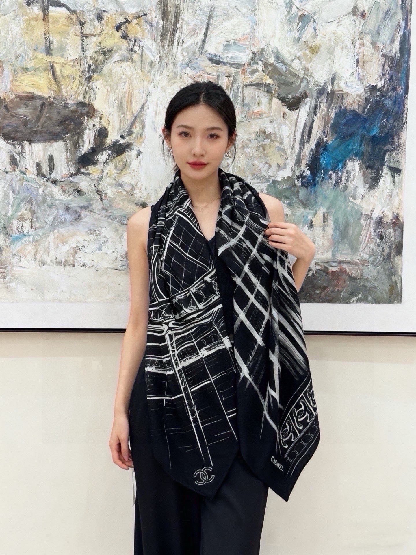 CHANEL ~新品 【140顶级丝绒双面同色】 披肩的图案是巴黎大皇宫中被命名为“Gabrielle Chanel”的 CHANEL ~新品 【140顶级丝绒双面同色】 披肩的图案是巴黎大皇宫中被命名为“Gabrielle Chanel”的