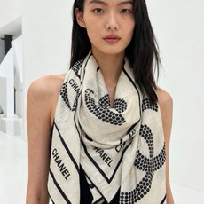 Chanel ~ 【140顶级双面丝绒披肩】 香家logo与字母的完美碰撞设计 底部还有隐隐约约的双C小Logo 完美 Chanel ~ 【140顶级双面丝绒披肩】 香家logo与字母的完美碰撞设计 底部还有隐隐约约的双C小Logo 完美