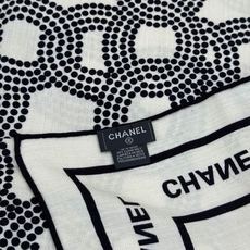 Chanel ~ 【140顶级双面丝绒披肩】 香家logo与字母的完美碰撞设计 底部还有隐隐约约的双C小Logo 完美 Chanel ~ 【140顶级双面丝绒披肩】 香家logo与字母的完美碰撞设计 底部还有隐隐约约的双C小Logo 完美
