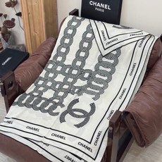 Chanel ~ 【140顶级双面丝绒披肩】 香家logo与字母的完美碰撞设计 底部还有隐隐约约的双C小Logo 完美 Chanel ~ 【140顶级双面丝绒披肩】 香家logo与字母的完美碰撞设计 底部还有隐隐约约的双C小Logo 完美