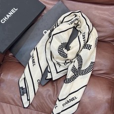 Chanel ~ 【140顶级双面丝绒披肩】 香家logo与字母的完美碰撞设计 底部还有隐隐约约的双C小Logo 完美 Chanel ~ 【140顶级双面丝绒披肩】 香家logo与字母的完美碰撞设计 底部还有隐隐约约的双C小Logo 完美