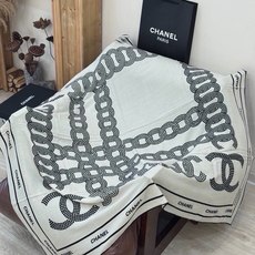 Chanel ~ 【140顶级双面丝绒披肩】 香家logo与字母的完美碰撞设计 底部还有隐隐约约的双C小Logo 完美 Chanel ~ 【140顶级双面丝绒披肩】 香家logo与字母的完美碰撞设计 底部还有隐隐约约的双C小Logo 完美
