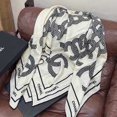 Chanel ~ 【140顶级双面丝绒披肩】 香家logo与字母的完美碰撞设计 底部还有隐隐约约的双C小Logo 完美 Chanel ~ 【140顶级双面丝绒披肩】 香家logo与字母的完美碰撞设计 底部还有隐隐约约的双C小Logo 完美