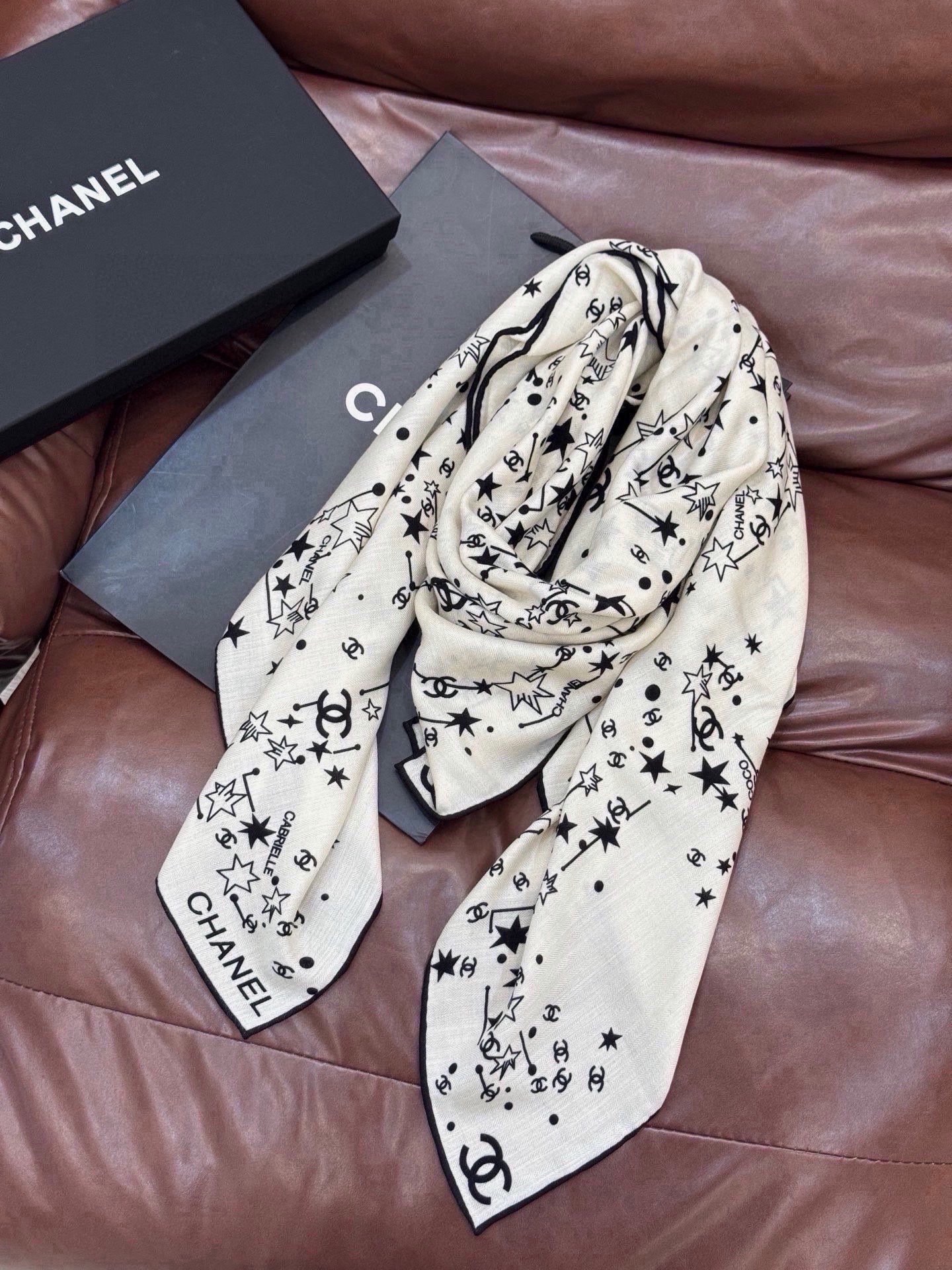Chanel ~新品～ 【140顶级丝绒双面同色】 繁星点点与双C的完美结合 适合各种场合搭配使用 黑白两色经典优雅 真