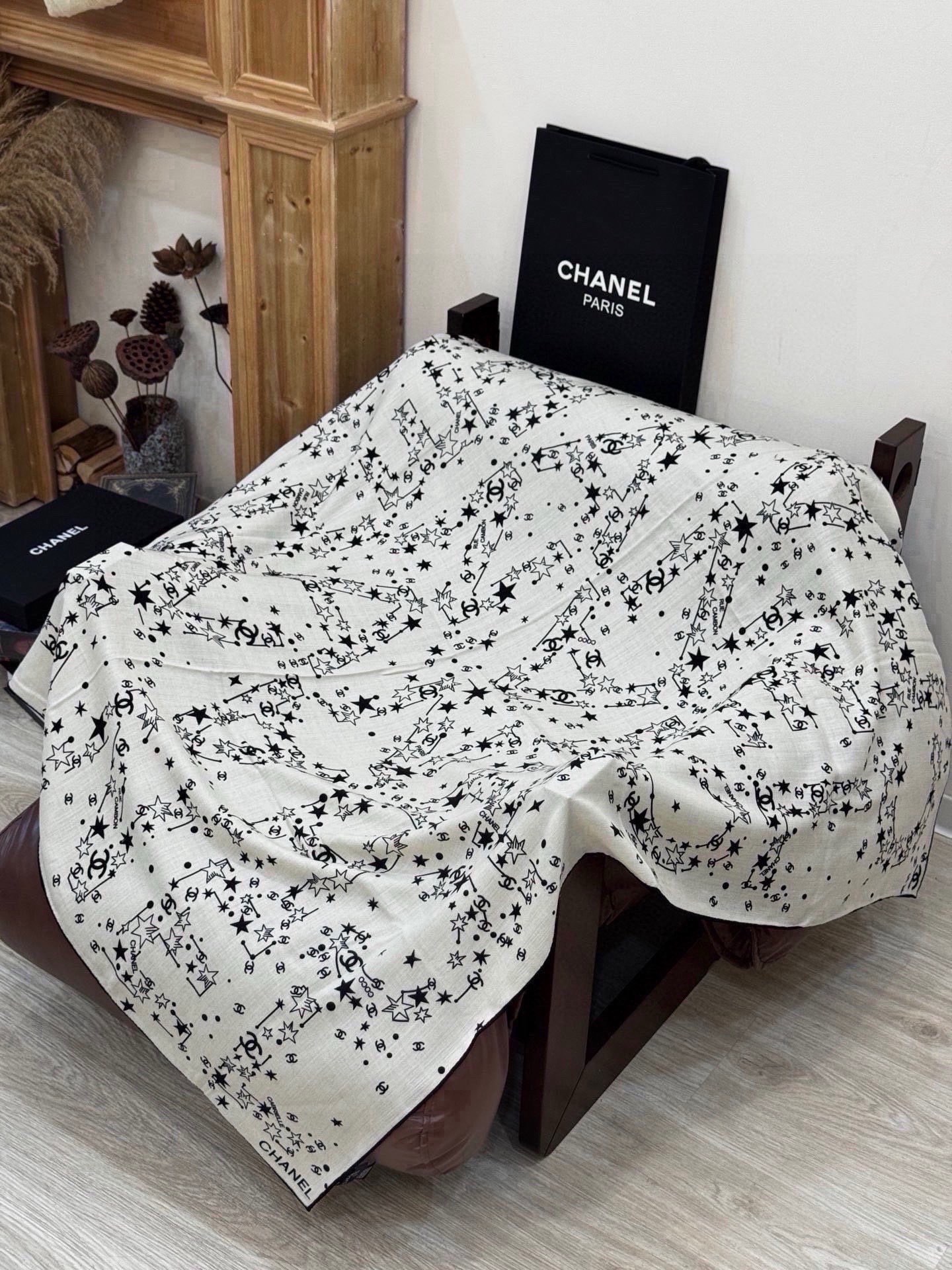 Chanel ~新品～ 【140顶级丝绒双面同色】 繁星点点与双C的完美结合 适合各种场合搭配使用 黑白两色经典优雅 真