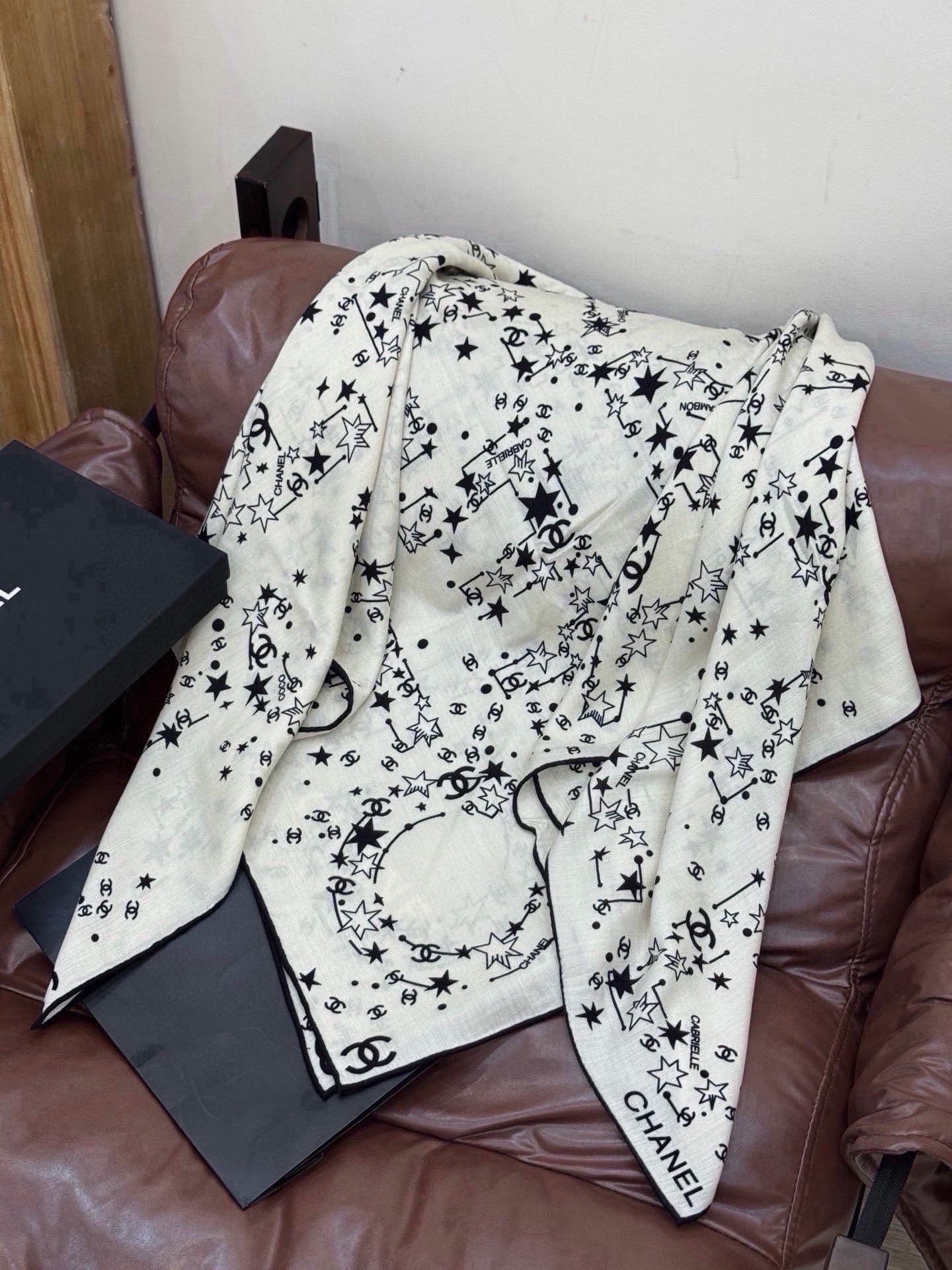Chanel ~新品～ 【140顶级丝绒双面同色】 繁星点点与双C的完美结合 适合各种场合搭配使用 黑白两色经典优雅 真