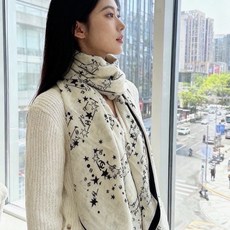 Chanel ~新品~ 【140顶级丝绒双面同色】 繁星点点与双C的完美结合 适合各种场合搭配使用 黑白两色经典优雅 真 Chanel ~新品~ 【140顶级丝绒双面同色】 繁星点点与双C的完美结合 适合各种场合搭配使用 黑白两色经典优雅 真