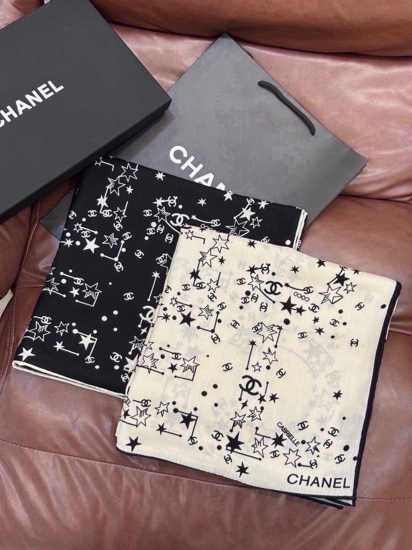 Chanel ~新品～ 【140顶级丝绒双面同色】 繁星点点与双C的完美结合 适合各种场合搭配使用 黑白两色经典优雅 真