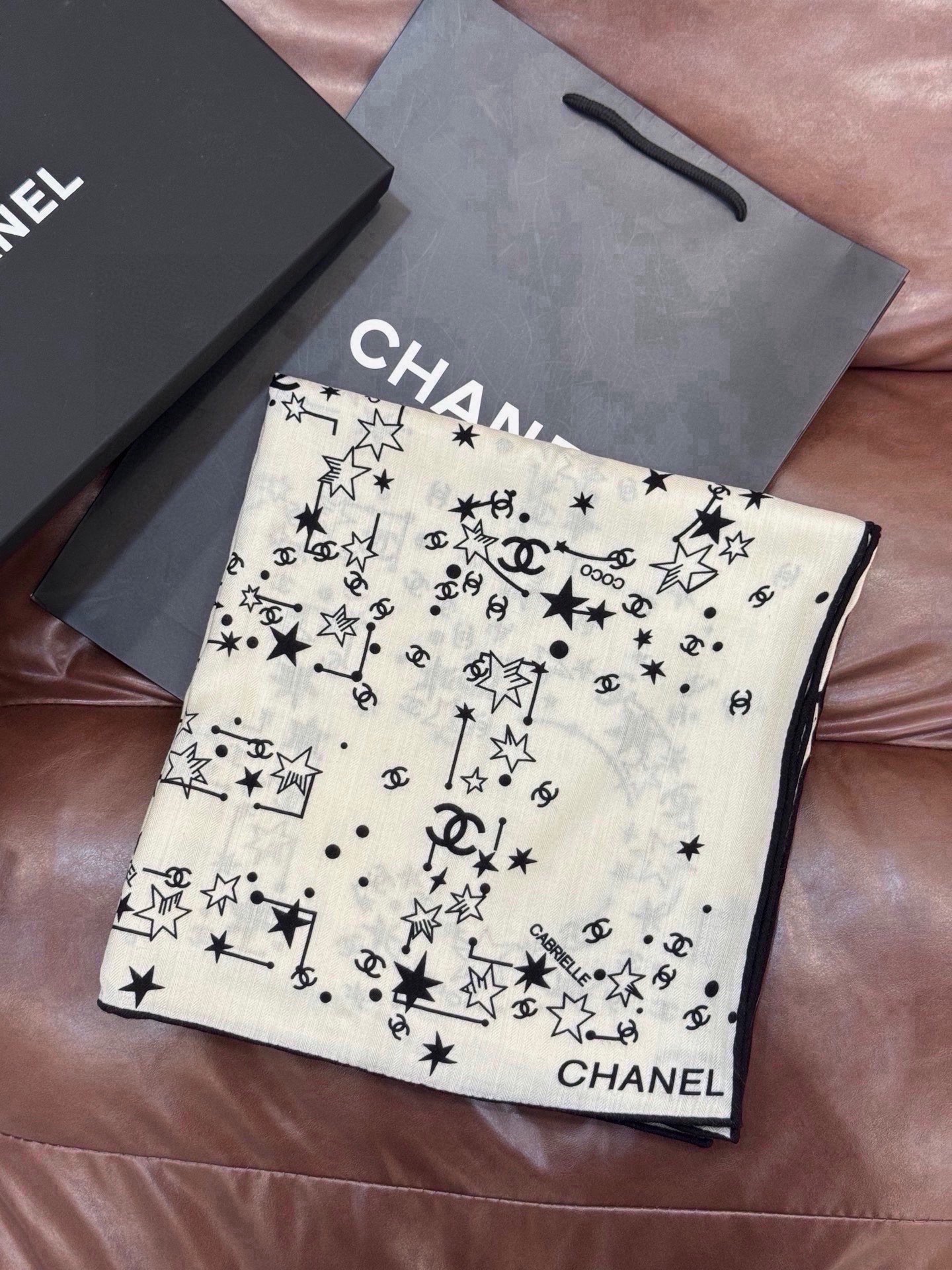 Chanel ~新品～ 【140顶级丝绒双面同色】 繁星点点与双C的完美结合 适合各种场合搭配使用 黑白两色经典优雅 真