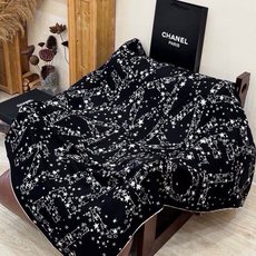 Chanel ~新品~ 【140顶级丝绒双面同色】 繁星点点与双C的完美结合 适合各种场合搭配使用 黑白两色经典优雅 真 Chanel ~新品~ 【140顶级丝绒双面同色】 繁星点点与双C的完美结合 适合各种场合搭配使用 黑白两色经典优雅 真