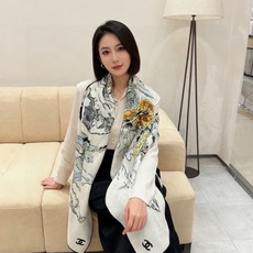 Chanel 高级手工坊系列~~ 【140顶级丝绒双面同色披肩】 25高级手工坊系列作品梦幻而极具电影感,灵感来自嘉柏丽 Chanel 高级手工坊系列~~ 【140顶级丝绒双面同色披肩】 25高级手工坊系列作品梦幻而极具电影感,灵感来自嘉柏丽