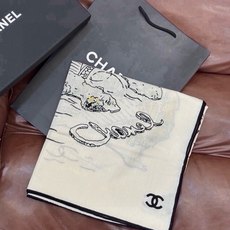 Chanel 高级手工坊系列~~ 【140顶级丝绒双面同色披肩】 25高级手工坊系列作品梦幻而极具电影感,灵感来自嘉柏丽 Chanel 高级手工坊系列~~ 【140顶级丝绒双面同色披肩】 25高级手工坊系列作品梦幻而极具电影感,灵感来自嘉柏丽
