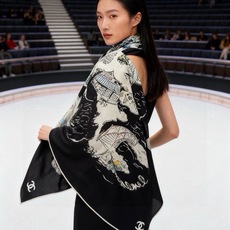 Chanel 高级手工坊系列~~ 【140顶级丝绒双面同色披肩】 25高级手工坊系列作品梦幻而极具电影感,灵感来自嘉柏丽 Chanel 高级手工坊系列~~ 【140顶级丝绒双面同色披肩】 25高级手工坊系列作品梦幻而极具电影感,灵感来自嘉柏丽