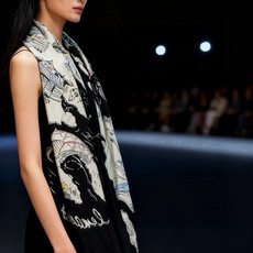 Chanel 高级手工坊系列~~ 【140顶级丝绒双面同色披肩】 25高级手工坊系列作品梦幻而极具电影感,灵感来自嘉柏丽 Chanel 高级手工坊系列~~ 【140顶级丝绒双面同色披肩】 25高级手工坊系列作品梦幻而极具电影感,灵感来自嘉柏丽