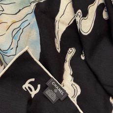 Chanel 高级手工坊系列~~ 【140顶级丝绒双面同色披肩】 25高级手工坊系列作品梦幻而极具电影感,灵感来自嘉柏丽 Chanel 高级手工坊系列~~ 【140顶级丝绒双面同色披肩】 25高级手工坊系列作品梦幻而极具电影感,灵感来自嘉柏丽
