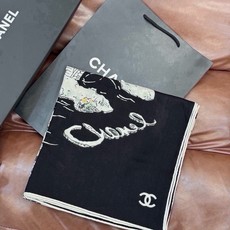 Chanel 高级手工坊系列~~ 【140顶级丝绒双面同色披肩】 25高级手工坊系列作品梦幻而极具电影感,灵感来自嘉柏丽 Chanel 高级手工坊系列~~ 【140顶级丝绒双面同色披肩】 25高级手工坊系列作品梦幻而极具电影感,灵感来自嘉柏丽