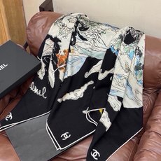 Chanel 高级手工坊系列~~ 【140顶级丝绒双面同色披肩】 25高级手工坊系列作品梦幻而极具电影感,灵感来自嘉柏丽 Chanel 高级手工坊系列~~ 【140顶级丝绒双面同色披肩】 25高级手工坊系列作品梦幻而极具电影感,灵感来自嘉柏丽