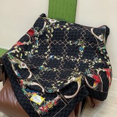 Gucci新款方巾 Gucci动物和花卉印花 品牌典藏图案在与全新醒目印花的衬托下熠熠生辉。这款方巾匠心缀饰动物和花卉印 Gucci新款方巾 Gucci动物和花卉印花 品牌典藏图案在与全新醒目印花的衬托下熠熠生辉。这款方巾匠心缀饰动物和花卉印