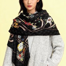 Gucci新款方巾 Gucci动物和花卉印花 品牌典藏图案在与全新醒目印花的衬托下熠熠生辉。这款方巾匠心缀饰动物和花卉印 Gucci新款方巾 Gucci动物和花卉印花 品牌典藏图案在与全新醒目印花的衬托下熠熠生辉。这款方巾匠心缀饰动物和花卉印