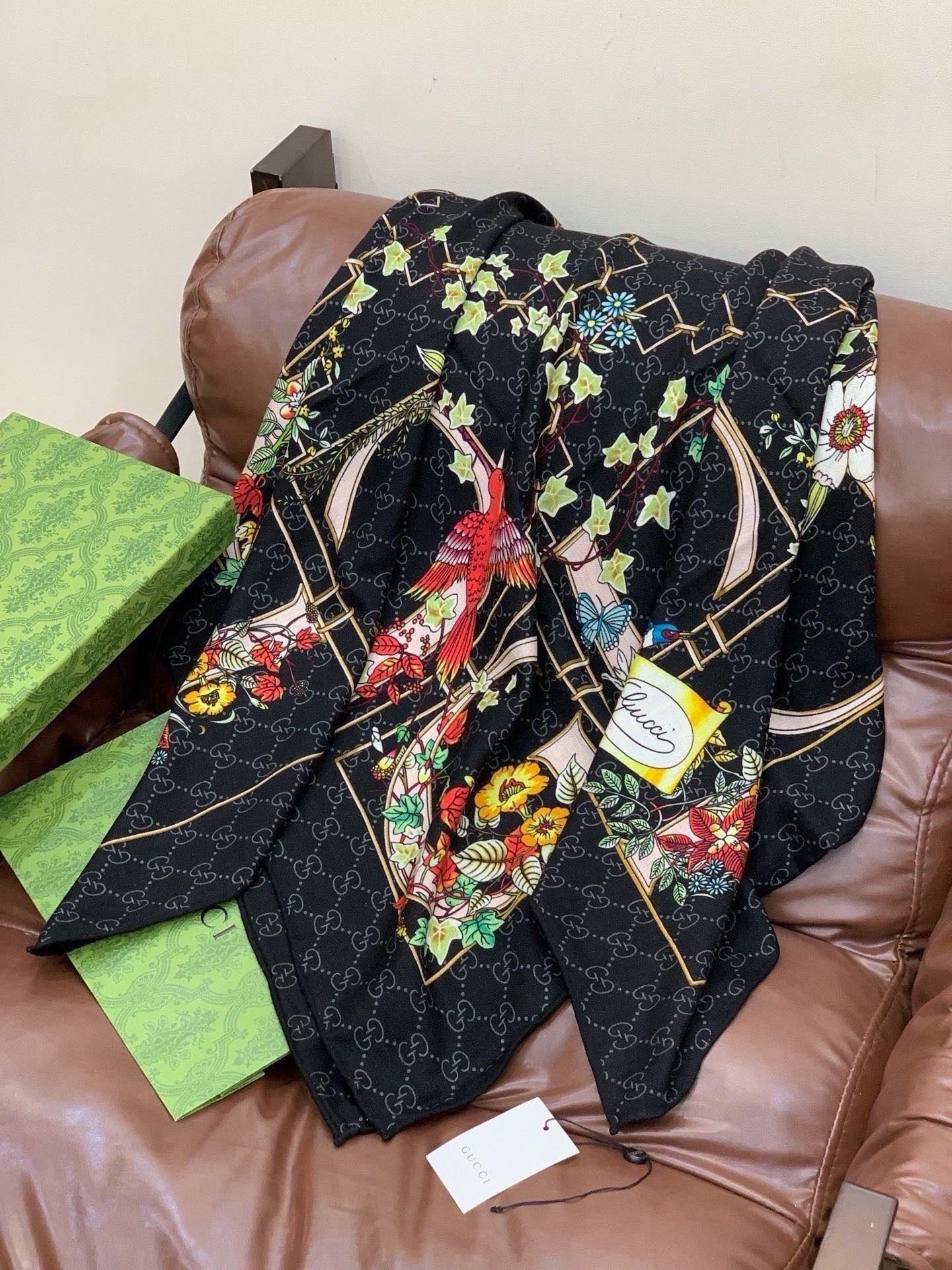 Gucci新款方巾 Gucci动物和花卉印花 品牌典藏图案在与全新醒目印花的衬托下熠熠生辉。这款方巾匠心缀饰动物和花卉印 Gucci新款方巾 Gucci动物和花卉印花 品牌典藏图案在与全新醒目印花的衬托下熠熠生辉。这款方巾匠心缀饰动物和花卉印