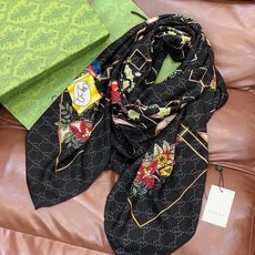 Gucci新款方巾 Gucci动物和花卉印花 品牌典藏图案在与全新醒目印花的衬托下熠熠生辉。这款方巾匠心缀饰动物和花卉印 Gucci新款方巾 Gucci动物和花卉印花 品牌典藏图案在与全新醒目印花的衬托下熠熠生辉。这款方巾匠心缀饰动物和花卉印