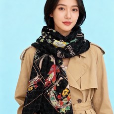 Gucci新款方巾 Gucci动物和花卉印花 品牌典藏图案在与全新醒目印花的衬托下熠熠生辉。这款方巾匠心缀饰动物和花卉印 Gucci新款方巾 Gucci动物和花卉印花 品牌典藏图案在与全新醒目印花的衬托下熠熠生辉。这款方巾匠心缀饰动物和花卉印