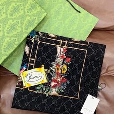Gucci新款方巾 Gucci动物和花卉印花 品牌典藏图案在与全新醒目印花的衬托下熠熠生辉。这款方巾匠心缀饰动物和花卉印 Gucci新款方巾 Gucci动物和花卉印花 品牌典藏图案在与全新醒目印花的衬托下熠熠生辉。这款方巾匠心缀饰动物和花卉印