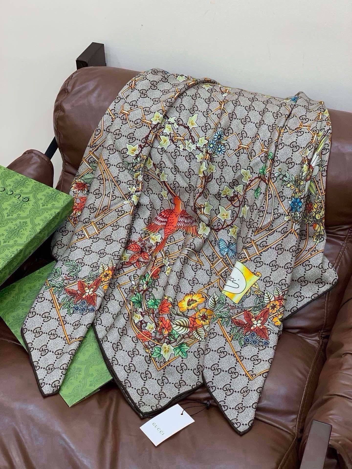 Gucci新款方巾 Gucci动物和花卉印花 品牌典藏图案在与全新醒目印花的衬托下熠熠生辉。这款方巾匠心缀饰动物和花卉印