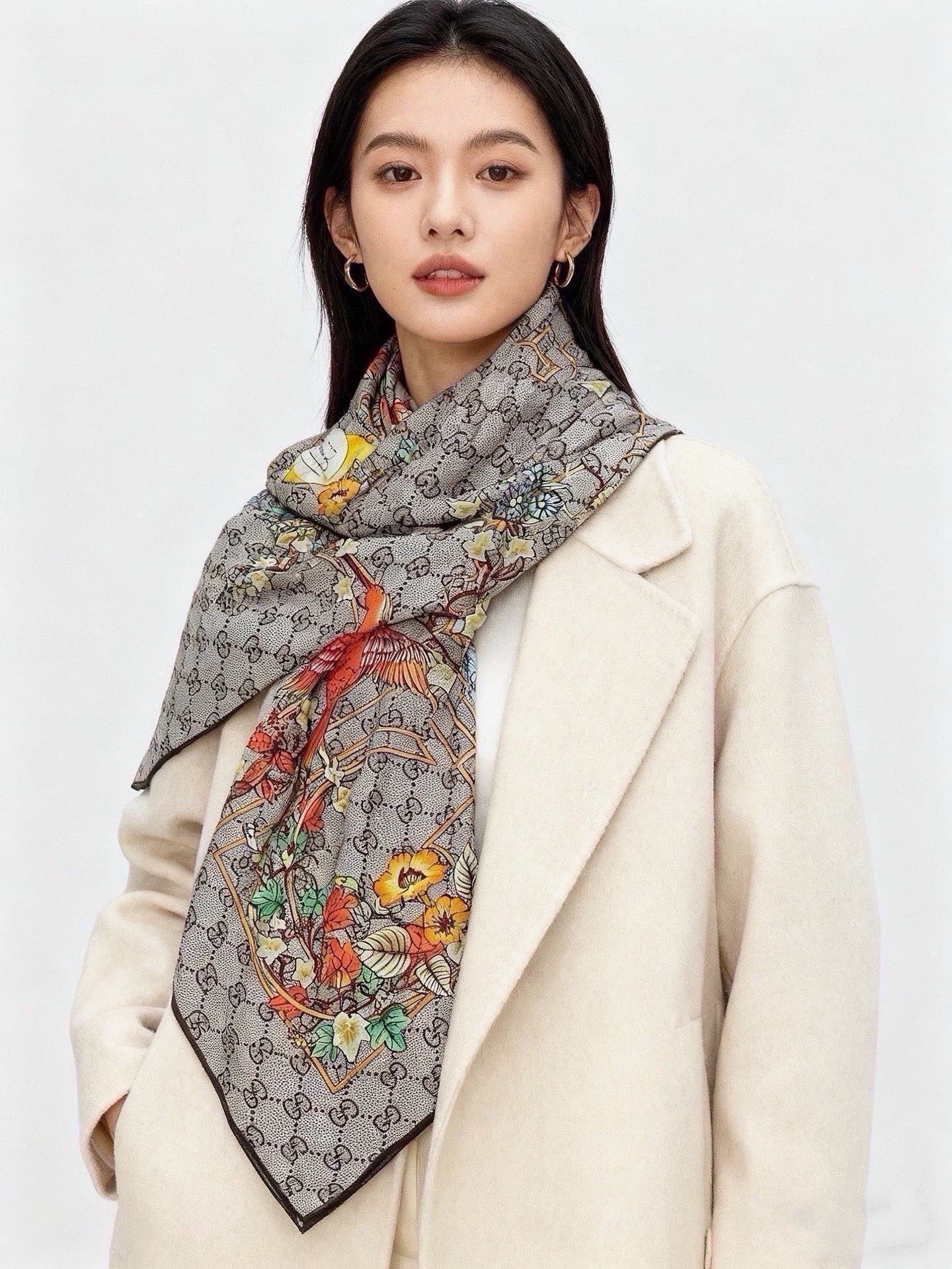 Gucci新款方巾 Gucci动物和花卉印花 品牌典藏图案在与全新醒目印花的衬托下熠熠生辉。这款方巾匠心缀饰动物和花卉印