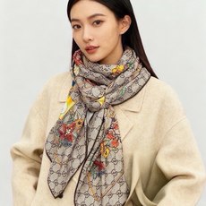 Gucci新款方巾 Gucci动物和花卉印花 品牌典藏图案在与全新醒目印花的衬托下熠熠生辉。这款方巾匠心缀饰动物和花卉印 Gucci新款方巾 Gucci动物和花卉印花 品牌典藏图案在与全新醒目印花的衬托下熠熠生辉。这款方巾匠心缀饰动物和花卉印